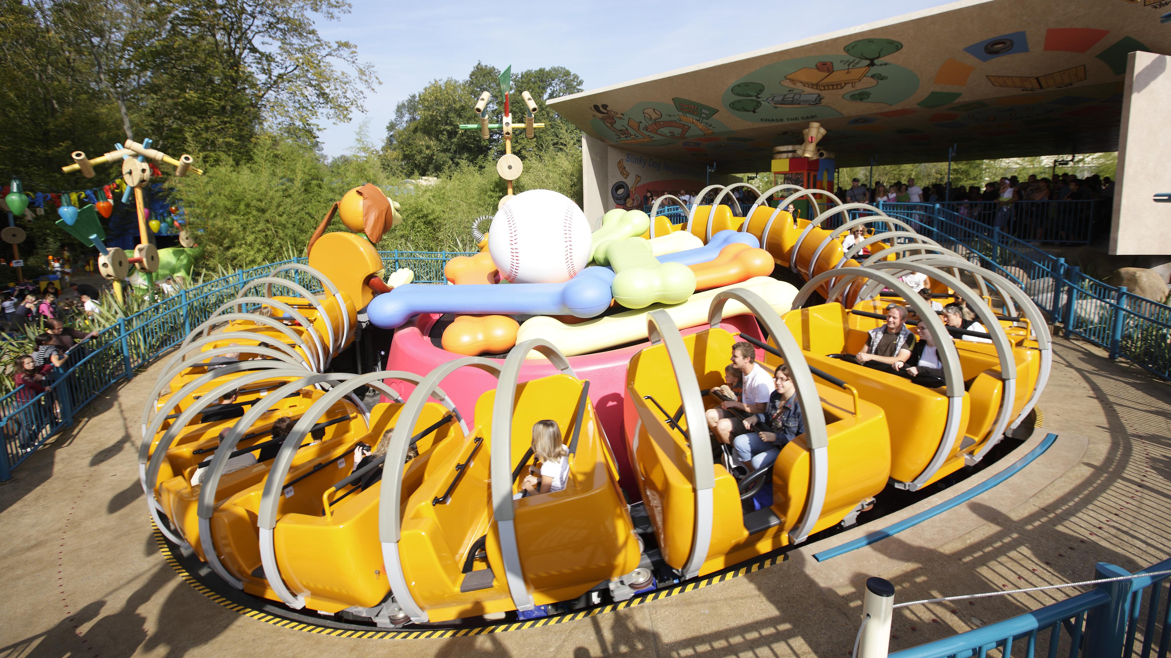 Slinky Dog Zigzag Spin On Ride / Off Ride at Disneyland Paris (Feb 2022)  [4K] 