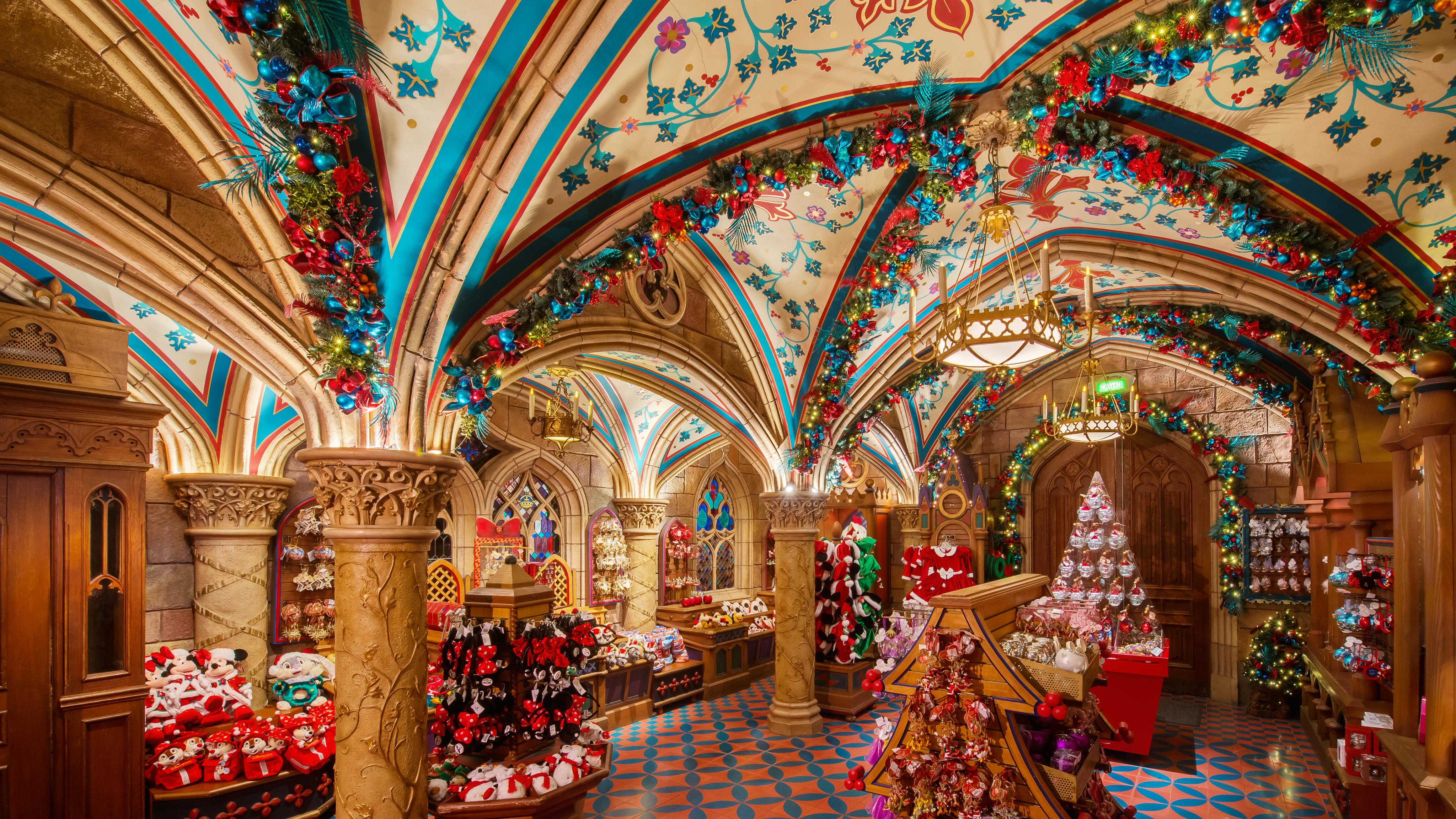 Disneyland Paris: the Castle Shop, the spot that brings the Christmas  spirit to life all year round 