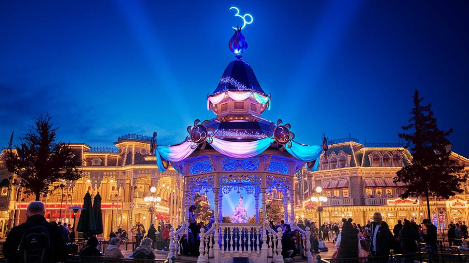 Disneyland Paris closed their 30th anniversary with a breathtaking grand  finale! This was a one night only fireworks and drone show that…