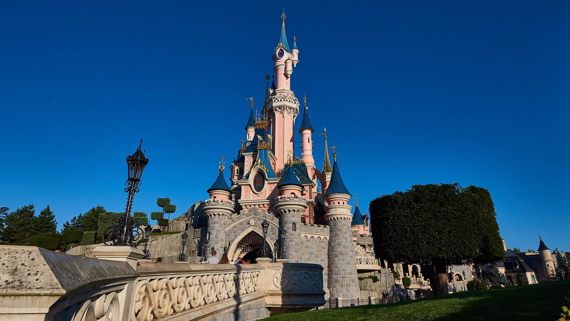 Disneyland Paris' Sleeping Beauty Castle by night : r/disney