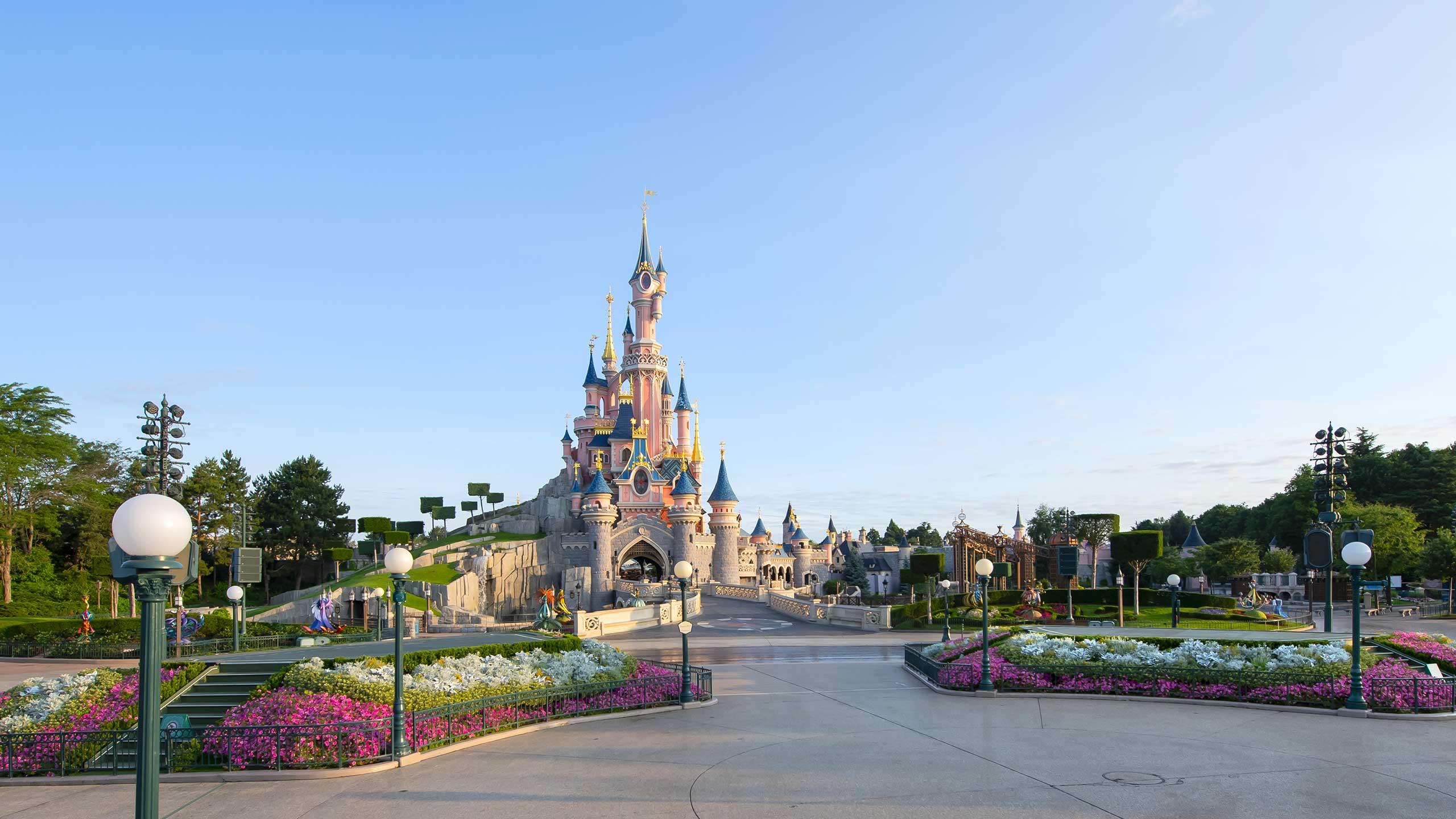 Central Plaza @ Disneyland Paris - Themeparkplanner