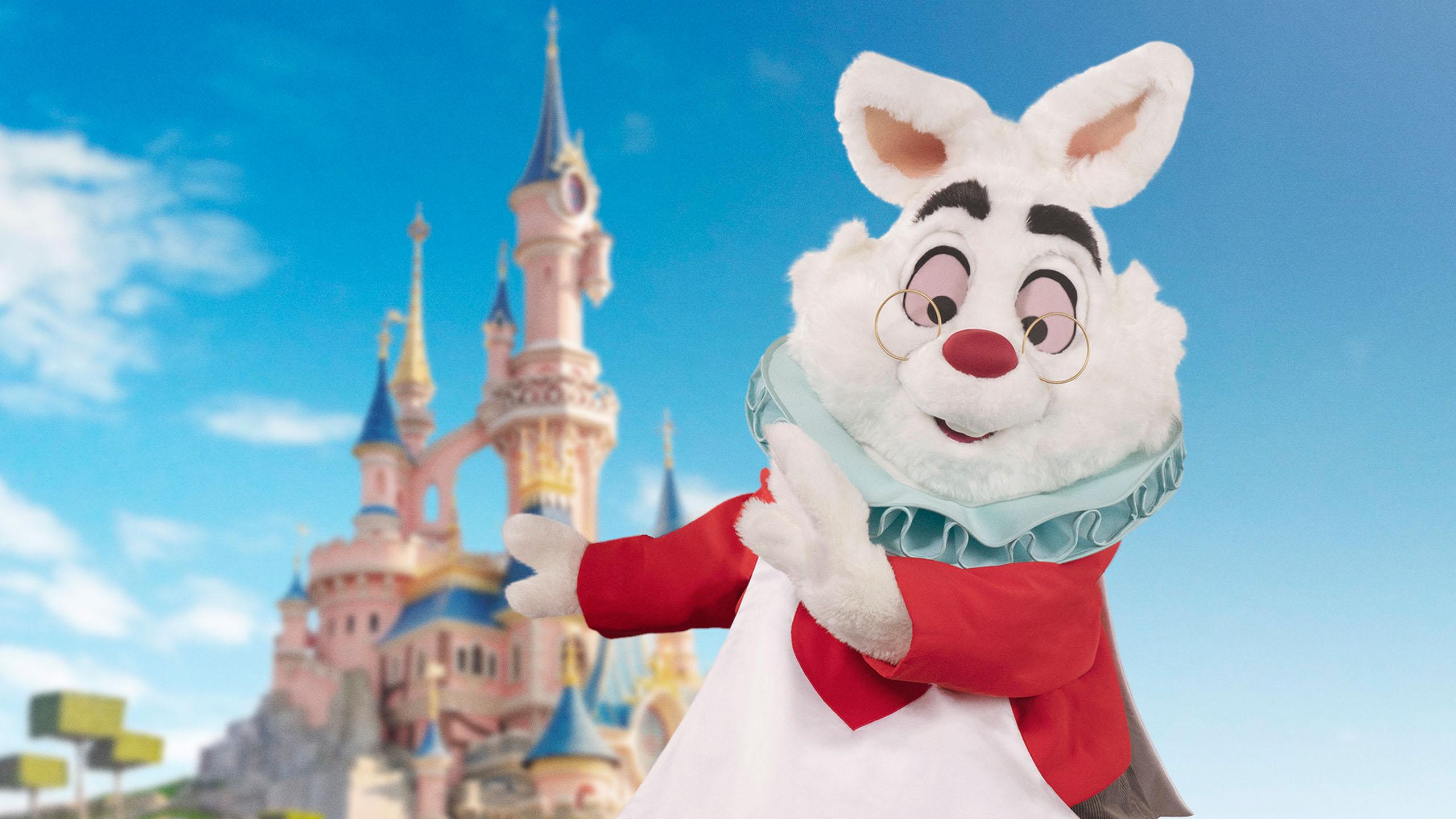 Meet The White Rabbit | Disneyland Paris