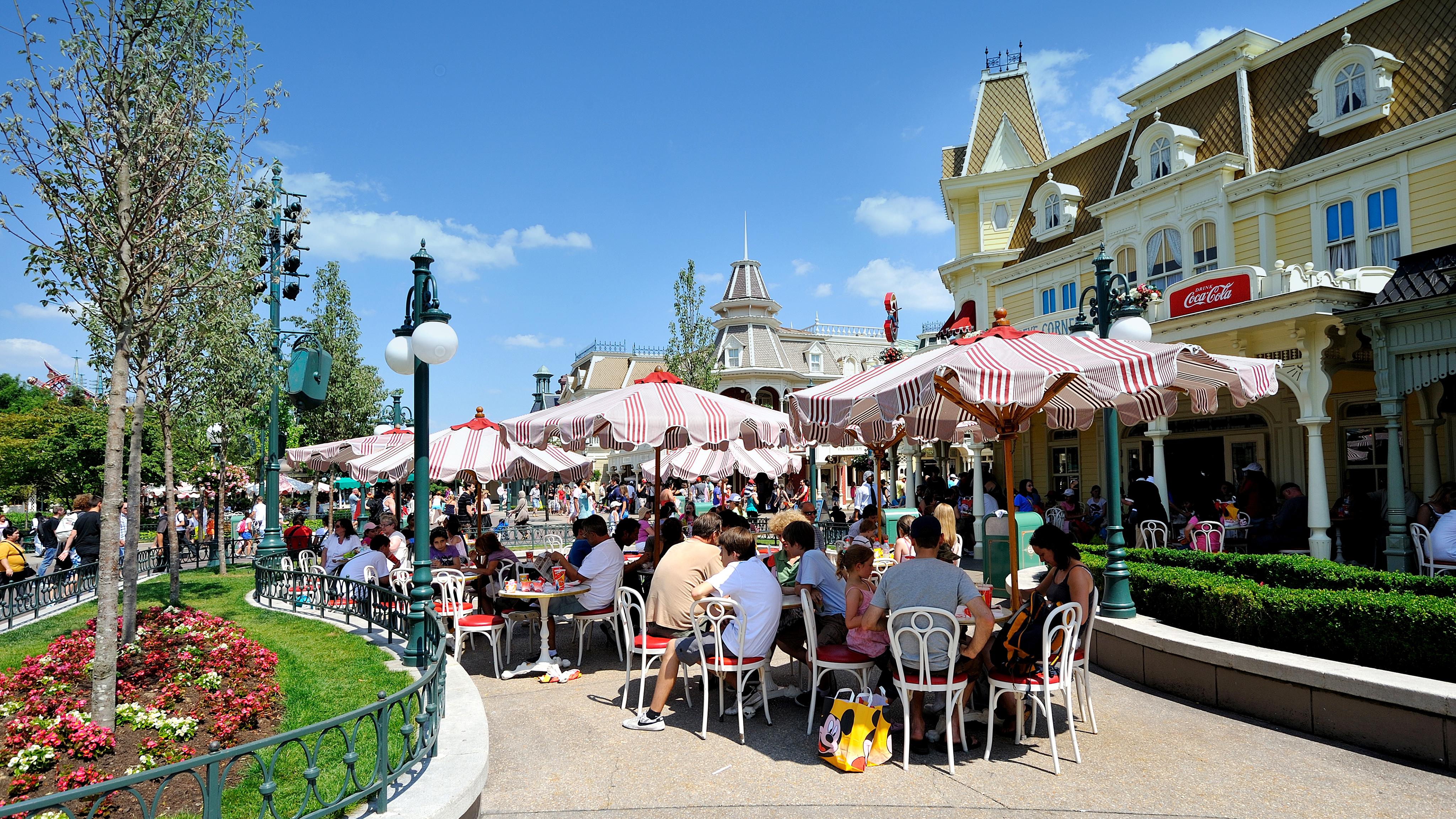 Casey's Corner Bookings and menu Disneyland Paris
