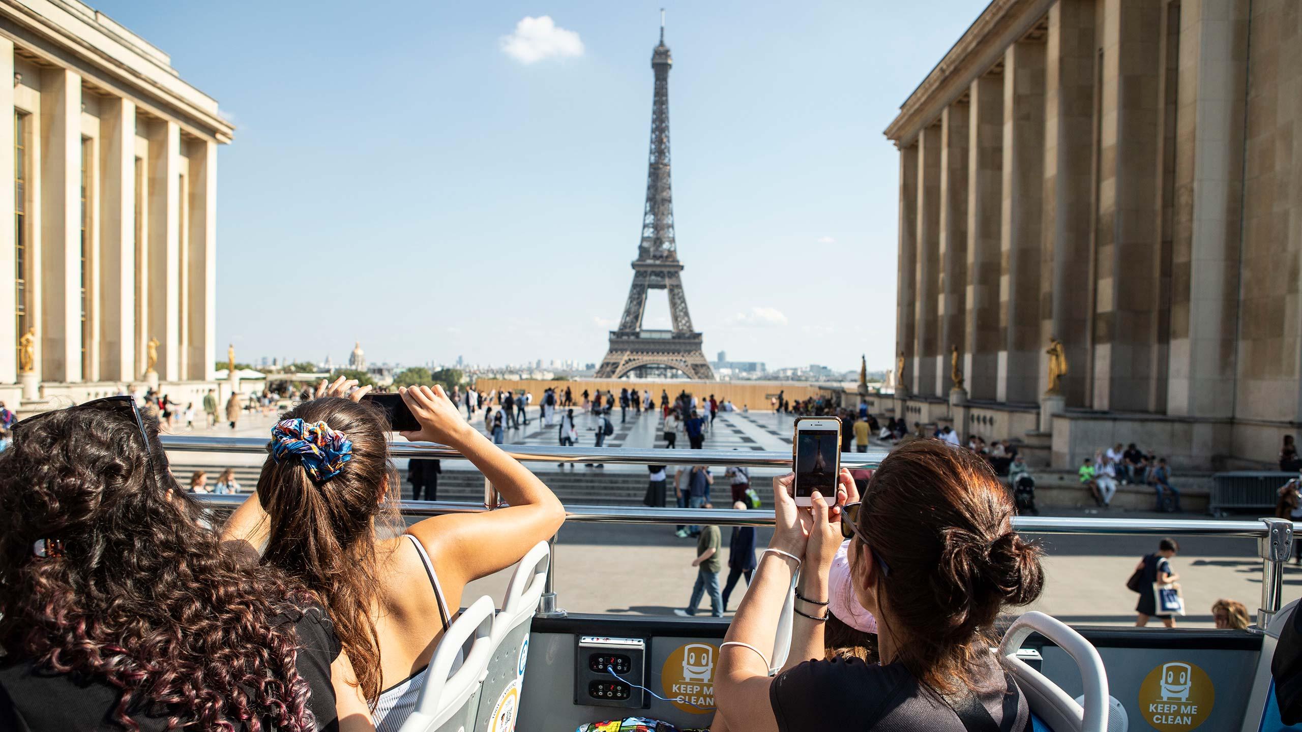 Sightseeing in France. Пикник у Эйфелевой башни обои.