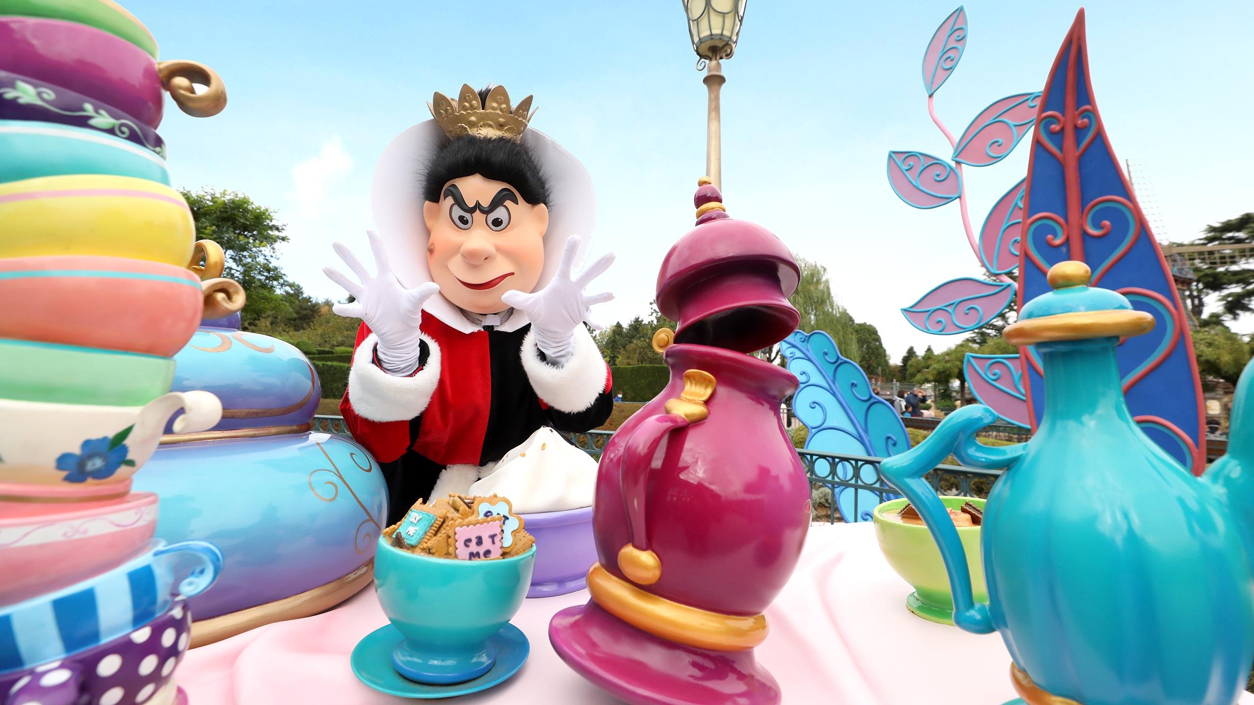 An Encounter with the Queen of Hearts or with your friends from Wonderland