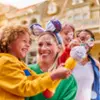 https://media.disneylandparis.com/d4th/es-es/images/n038339_2027may05_world_beauty-shots-30th-anniversary_1-1_tcm797-242323.jpg?w=208