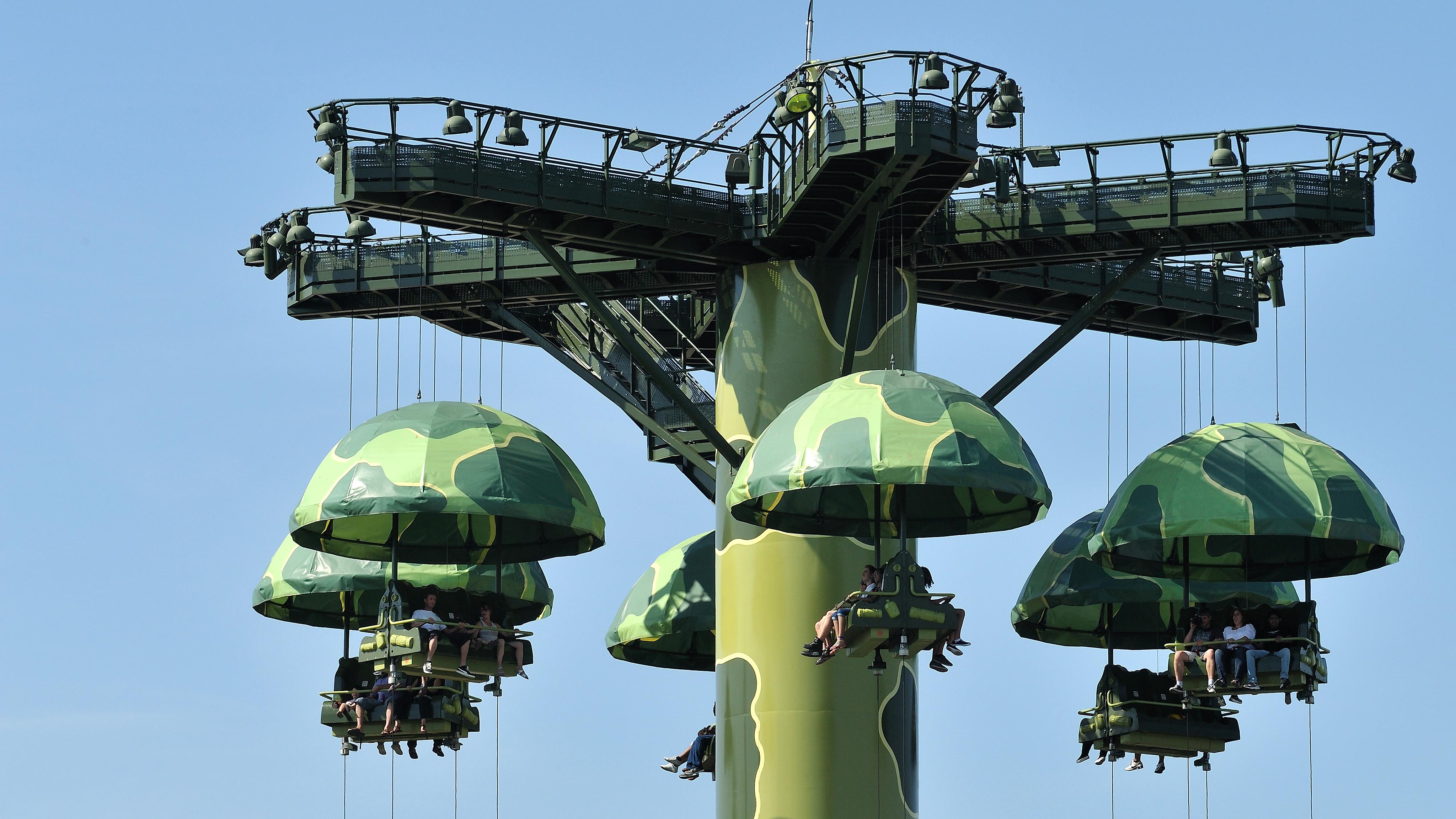 Toy Soldiers Parachute Drop L'Attraction Disneyland Paris