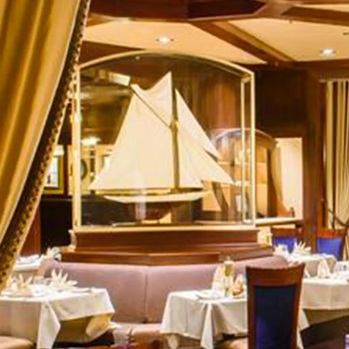 https://media.disneylandparis.com/d4th/it-it/images/n022728_2022aug30_world_restaurant-yacht-club-detail-boat_1-1_tcm764-224610.jpg?w=208