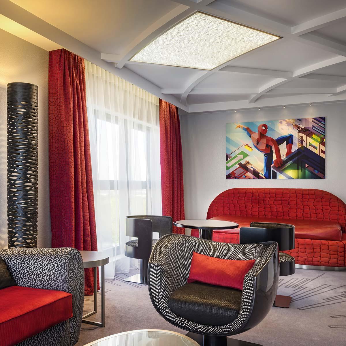 Club kamers en suites en een club lounge in de stijl van Tony Stark